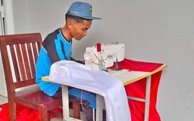 Luar Biasa! Reza Palevi, Murid MAN 1 Sinjai Hasilkan Bendera Merah Putih 81 Meter Lewat Tangannya Sendiri